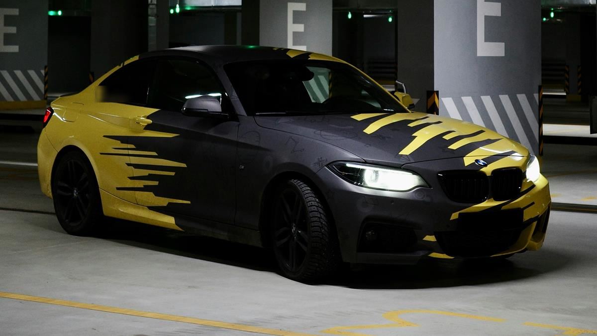 Carro com envelopamento automotivo preto fosco e amarelo
